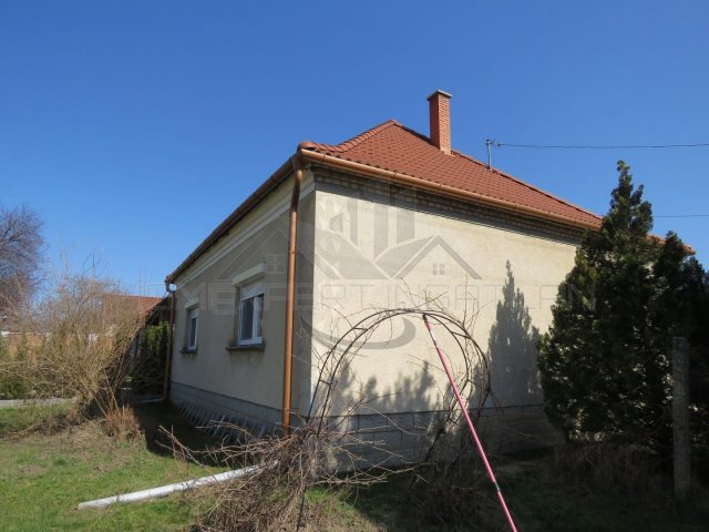Eladó családi ház, Győrött 63.5 M Ft, 2 szobás