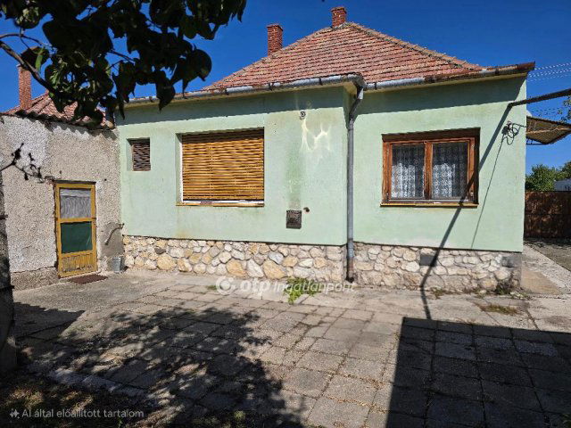 Eladó családi ház, Pápán 36.9 M Ft, 3 szobás
