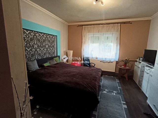 Eladó családi ház, Cegléden 76.8 M Ft, 5 szobás