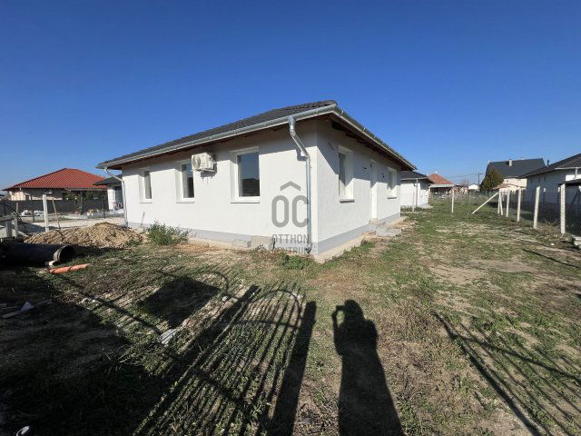 Eladó ikerház, Kakucson 89.9 M Ft, 4 szobás