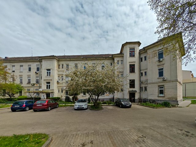 Eladó téglalakás, Komáromban 40 M Ft, 2+1 szobás