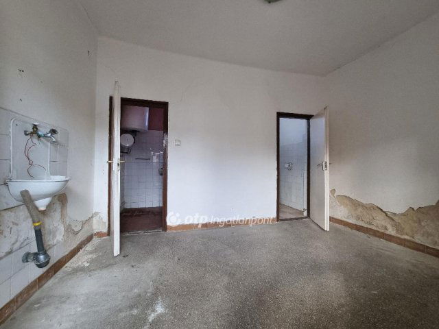 Eladó családi ház, Egyházaskeszőn 16.5 M Ft, 4+2 szobás