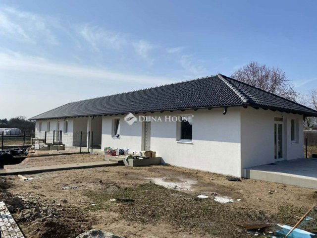 Eladó ikerház, Dánszentmiklóson 58.5 M Ft, 3 szobás