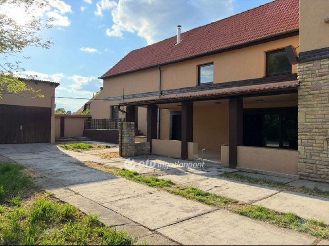 Eladó családi ház, Orosházán 79.99 M Ft, 7 szobás