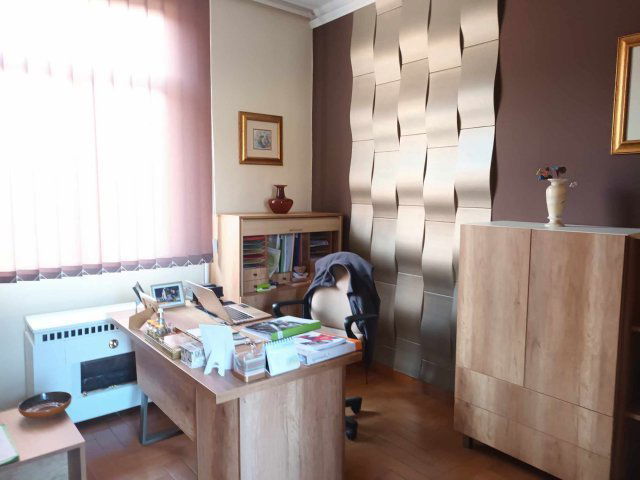 Eladó iroda, Debrecenben, Vágóhíd utcában 380 M Ft, 6 szobás