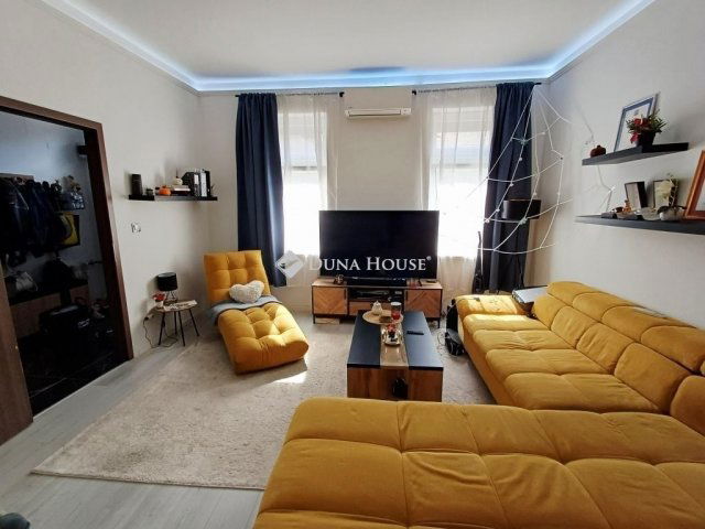 Eladó téglalakás, Budapesten, V. kerületben 109 M Ft, 1 szobás