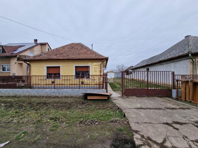 Eladó családi ház, Turán 33.9 M Ft, 2 szobás