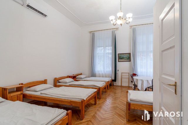 Eladó családi ház, Szegeden 489 M Ft, 10 szobás