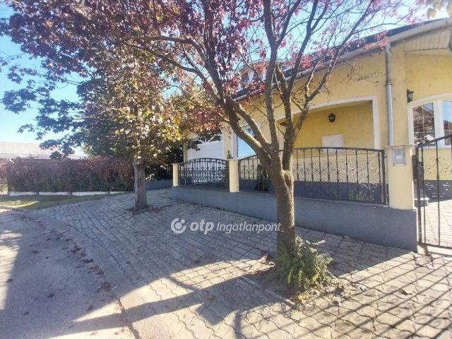 Eladó családi ház, Kiskőrösön 85 M Ft, 6 szobás