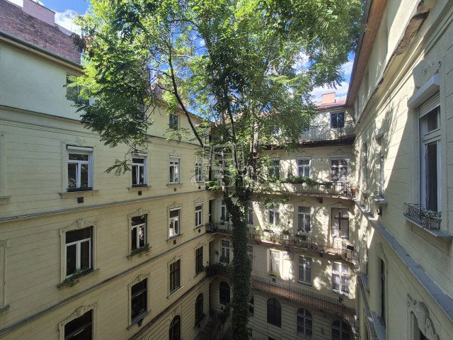 Eladó téglalakás, Budapesten, VI. kerületben 82 M Ft, 3 szobás