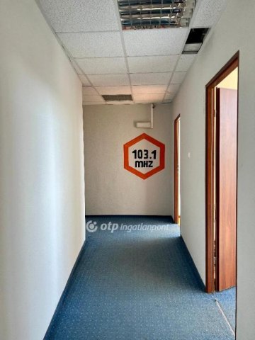 Eladó panellakás, Veszprémben 175 M Ft, 14 szobás