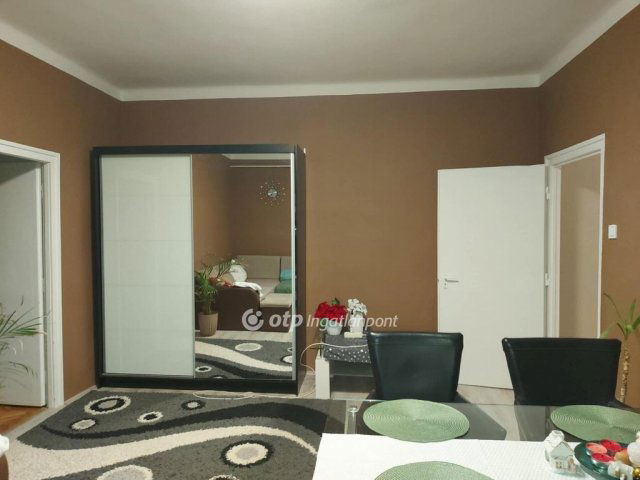 Eladó téglalakás, Pécsett 32.7 M Ft, 2 szobás