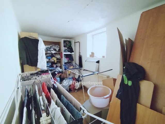 Eladó családi ház, Ajkán 49.9 M Ft, 4 szobás