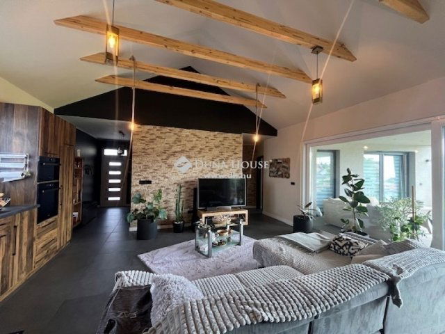 Eladó családi ház, Pécsett 144.5 M Ft, 4 szobás