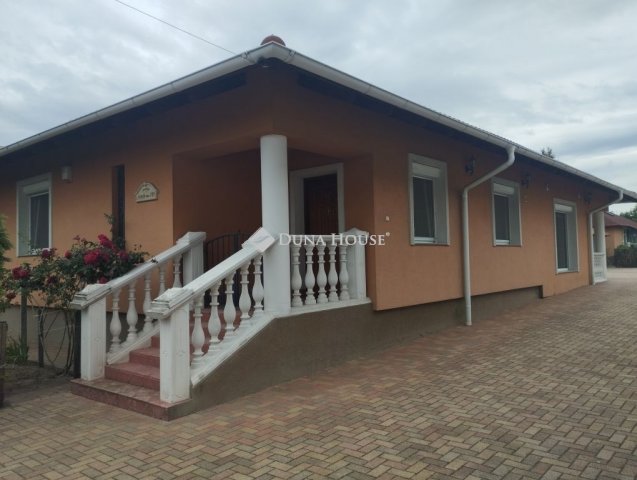 Eladó családi ház, Székesfehérvárott 120 M Ft, 7 szobás