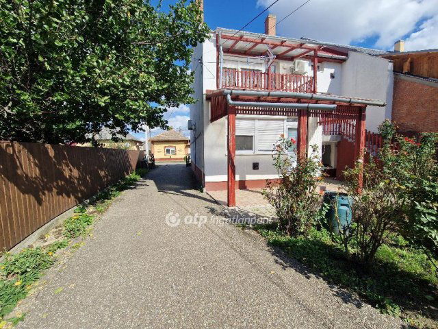 Eladó ikerház, Kisújszálláson 45 M Ft, 2+2 szobás