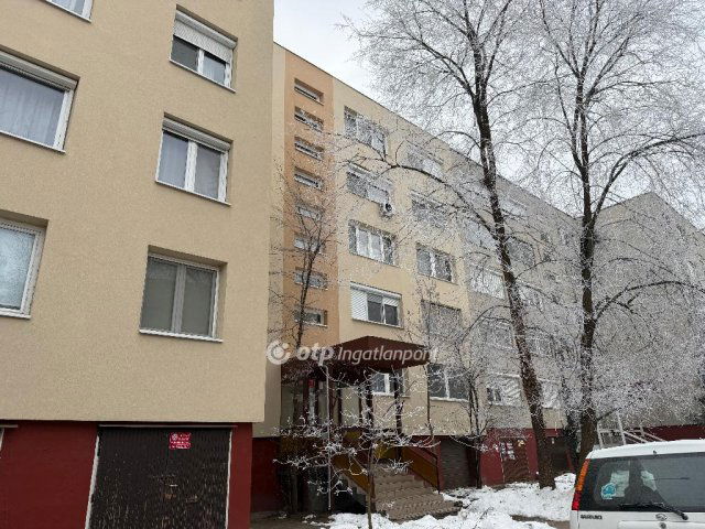 Eladó panellakás, Kecskeméten 29.99 M Ft, 1 szobás