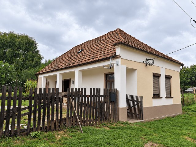 Eladó családi ház, Porván 25 M Ft, 1 szobás