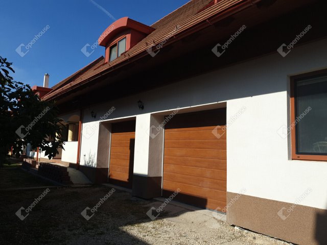 Eladó családi ház, Győrött 195 M Ft, 10 szobás