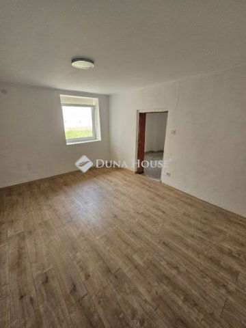 Eladó családi ház, Újpetrén 14.9 M Ft, 2 szobás