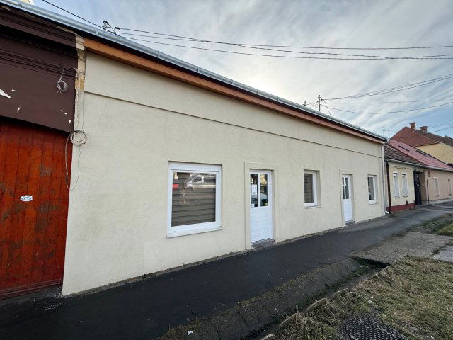 Eladó üzlethelyiség, Pécsett 39.9 M Ft, 2 szobás