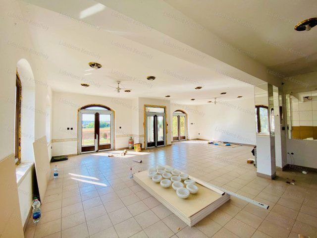 Eladó üzlethelyiség, Keszthelyen 144 M Ft, 10 szobás