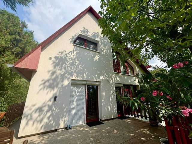 Eladó családi ház, Pécsett 165 M Ft, 8 szobás