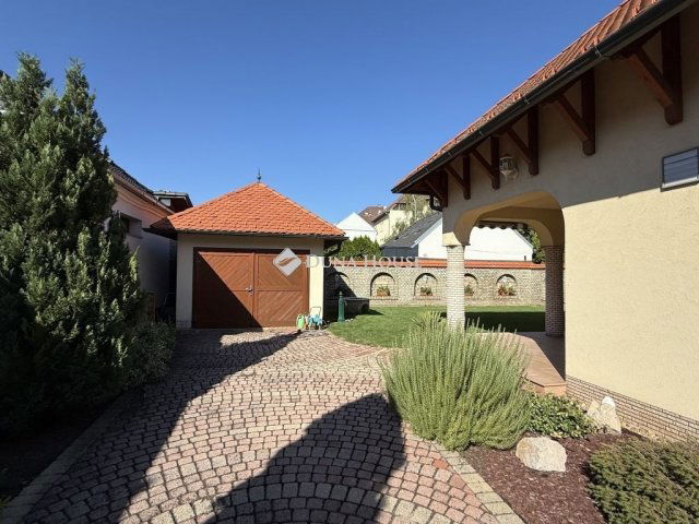 Eladó családi ház, Baján 209 M Ft, 4 szobás