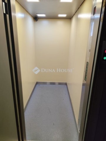 Eladó panellakás, Debrecenben 66.5 M Ft, 4 szobás