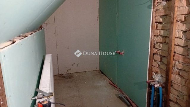 Eladó családi ház, Ádándon 53.5 M Ft, 6 szobás