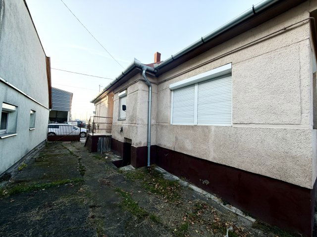Eladó családi ház, Pécsett 34.99 M Ft, 3+1 szobás