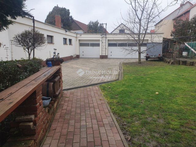 Eladó családi ház, Pécsett 165 M Ft, 8 szobás