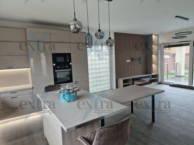 Eladó családi ház, Szegeden 150 M Ft, 5+1 szobás