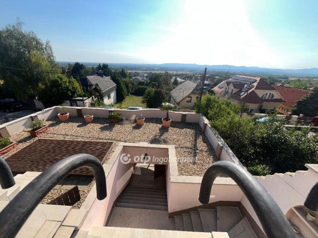 Eladó családi ház, Csömörön 349.9 M Ft, 6 szobás