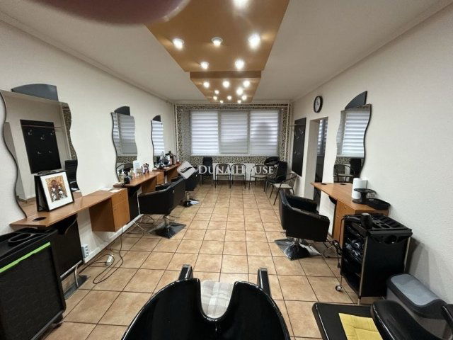 Eladó panellakás, Dunaújvárosban 39.9 M Ft, 3 szobás