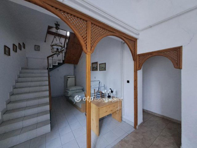 Eladó családi ház, Makón 42.45 M Ft, 9 szobás