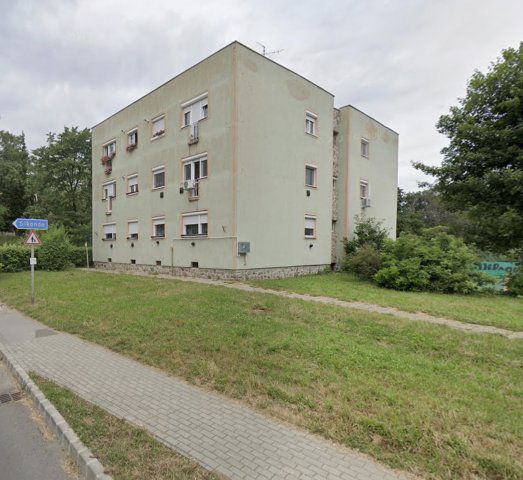 Eladó téglalakás, Komlón 17.8 M Ft, 2 szobás