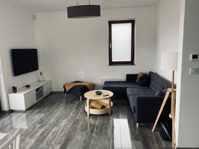 Eladó ikerház, Tihanyban 175 M Ft, 5 szobás