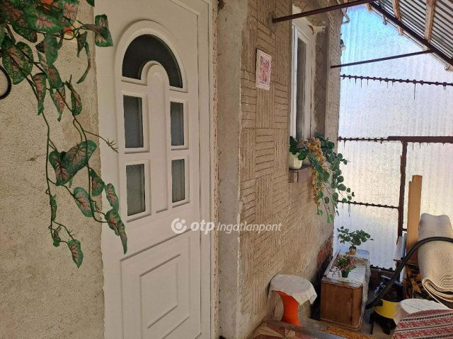 Eladó családi ház, Kiszomboron 42.45 M Ft, 2 szobás