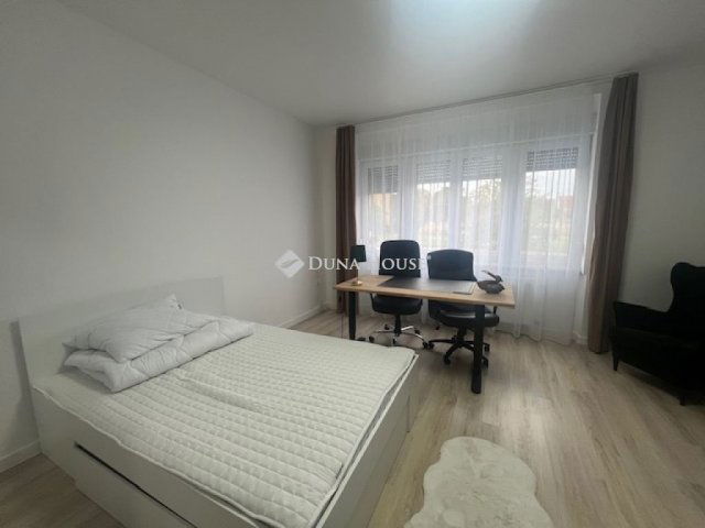 Eladó téglalakás, Pécsett 122 M Ft, 4 szobás