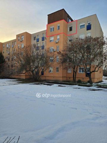 Eladó panellakás, Pápán 26.5 M Ft, 1+1 szobás