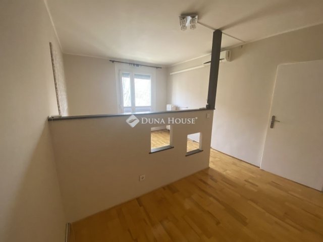 Eladó panellakás, Pécsett 49.9 M Ft, 3 szobás