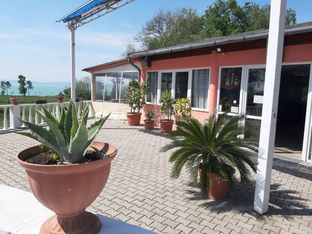 Eladó üzlethelyiség, Balatonföldváron 160 M Ft, 1 szobás