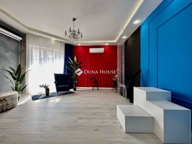 Eladó téglalakás, Pécsett 99.9 M Ft, 4 szobás