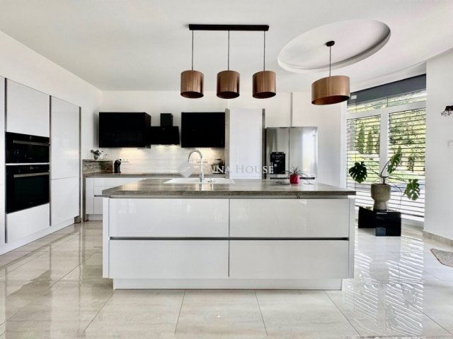 Eladó családi ház, Pécsett 425 M Ft, 6 szobás