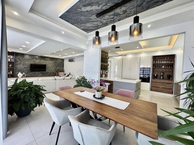 Eladó családi ház, Koroncón 295.9 M Ft, 5 szobás