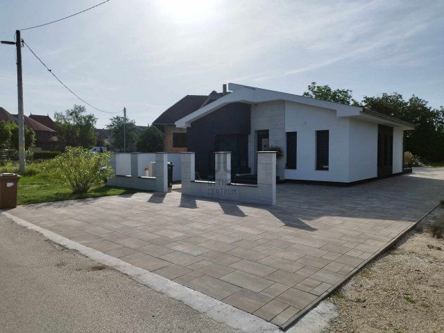Eladó családi ház, Balatonszabadiban 99.9 M Ft, 4 szobás