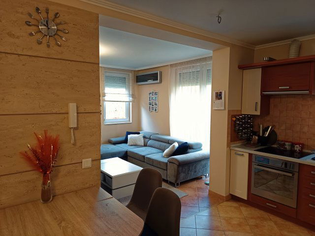 Eladó téglalakás, Szegeden 98.9 M Ft, 1+4 szobás