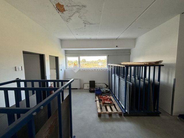 Eladó ipari ingatlan, Komáromban 411.7 M Ft / költözzbe.hu