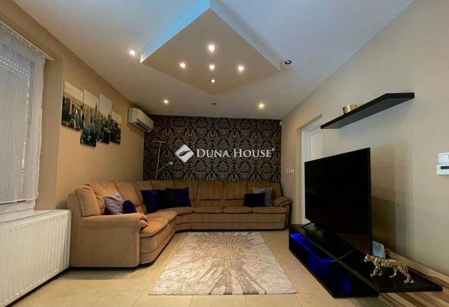 Eladó családi ház, Pécsett 109 M Ft, 6 szobás